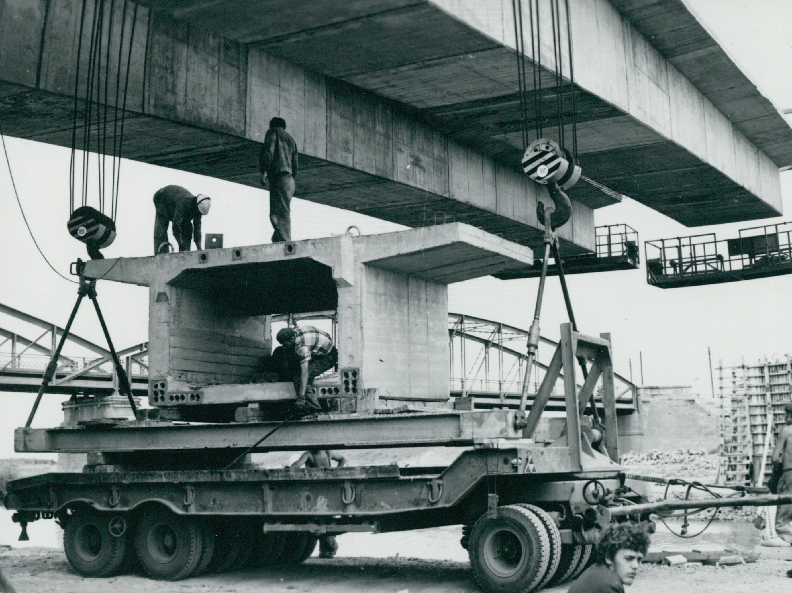 Vasbeton hídelem előkészítése a köröstarcsai Kettős-Körös híd építésénél
