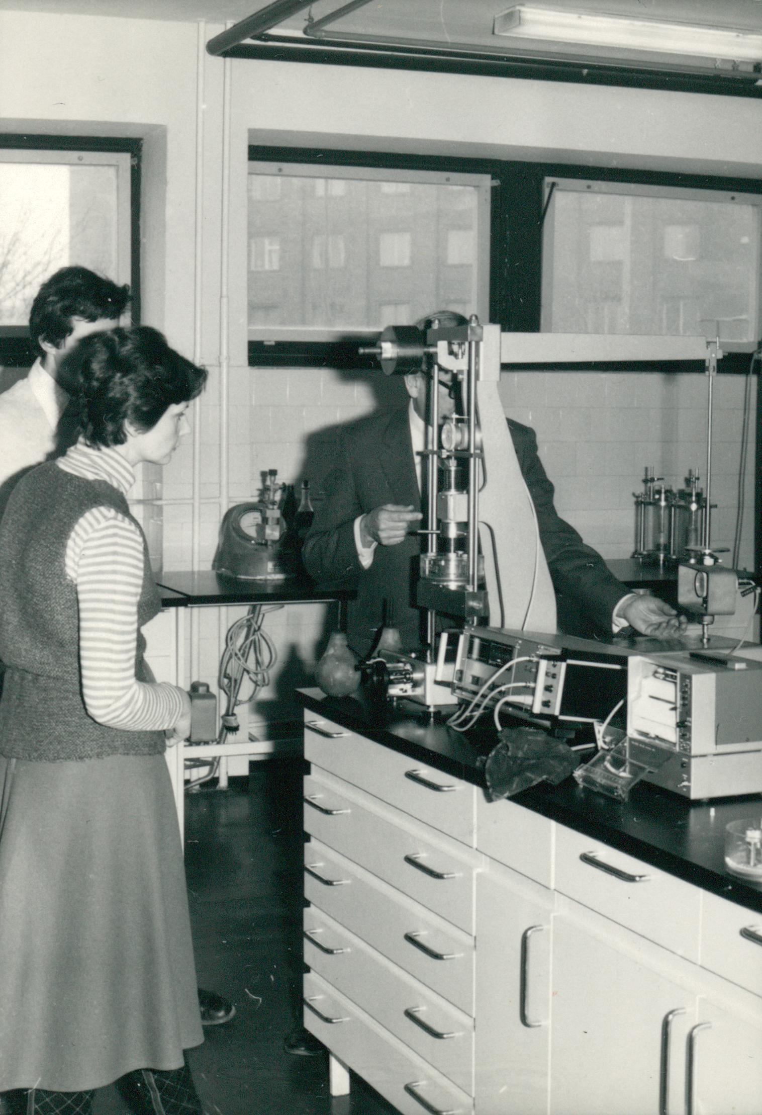 Földtani Társulat látogatása a labortömbben Földtani Társulat látogatása a labortömbben