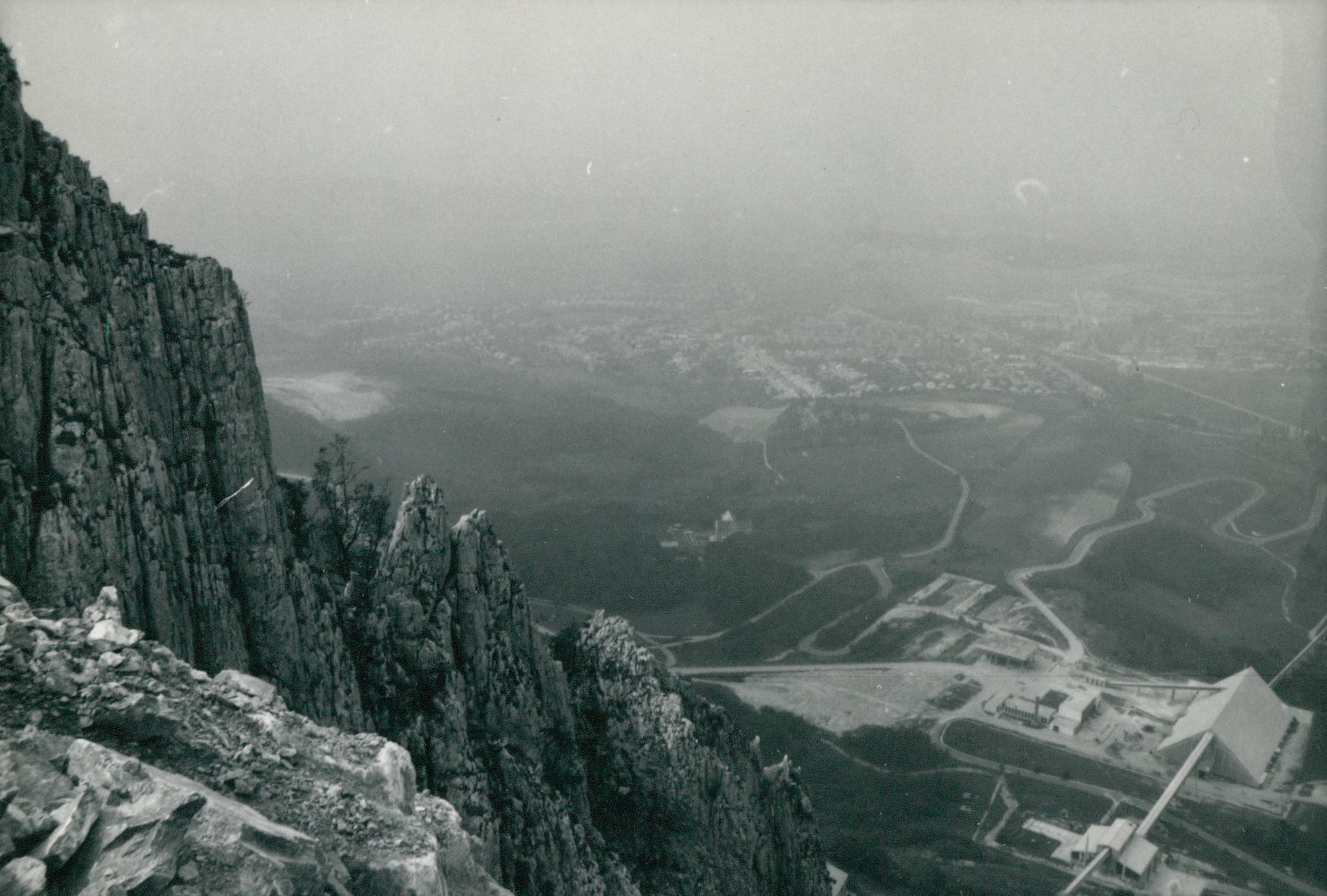Építőanyag kutatás Bélapátfalván. A bánya és a cementgyár látképe a Bélkő-hegyről
