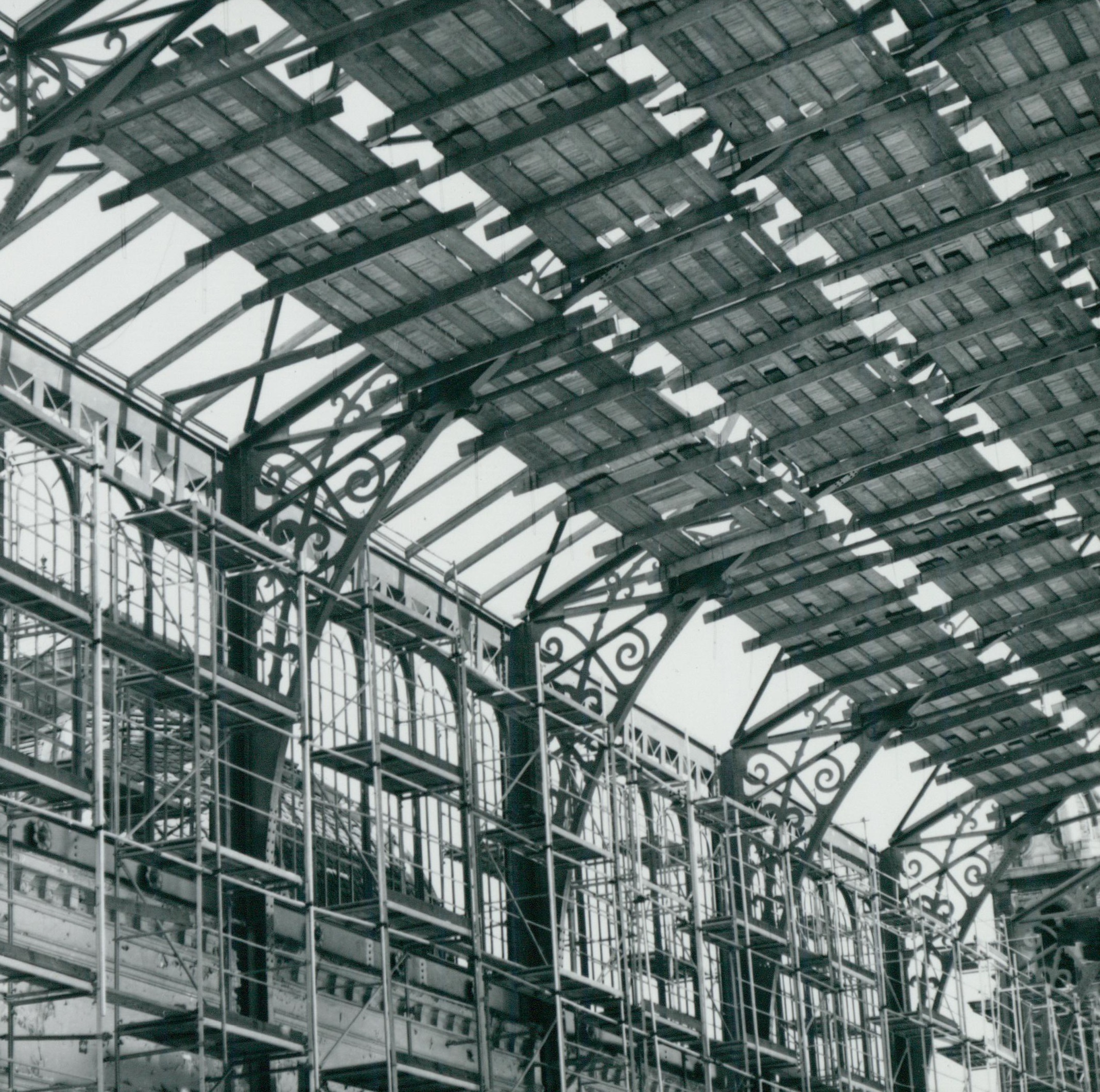 Szerelőpallók a Nyugati pályaudvar tetőszerkezetének renoválásakor 