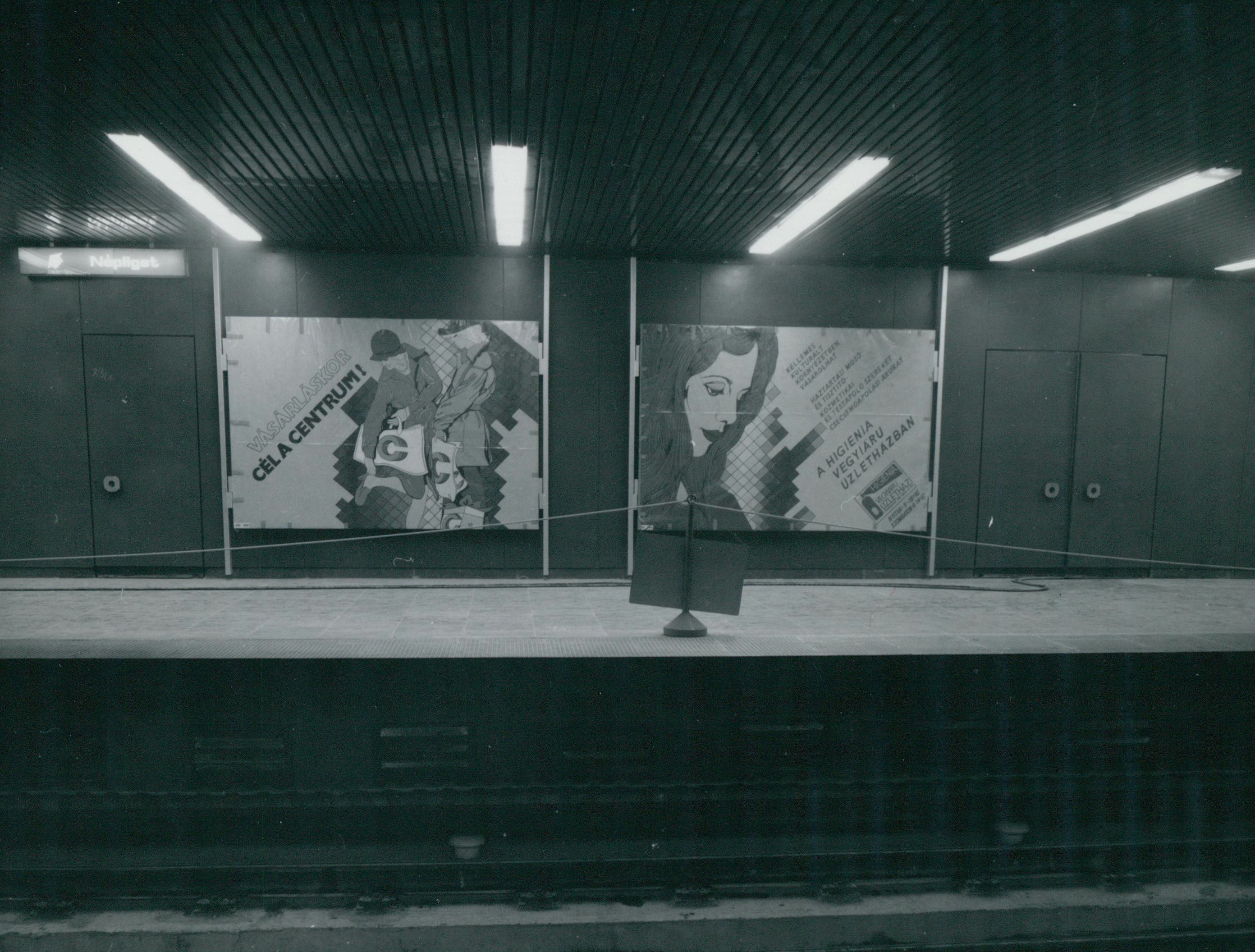 Reklámok a 3-as metró Ecseri úti megállójában