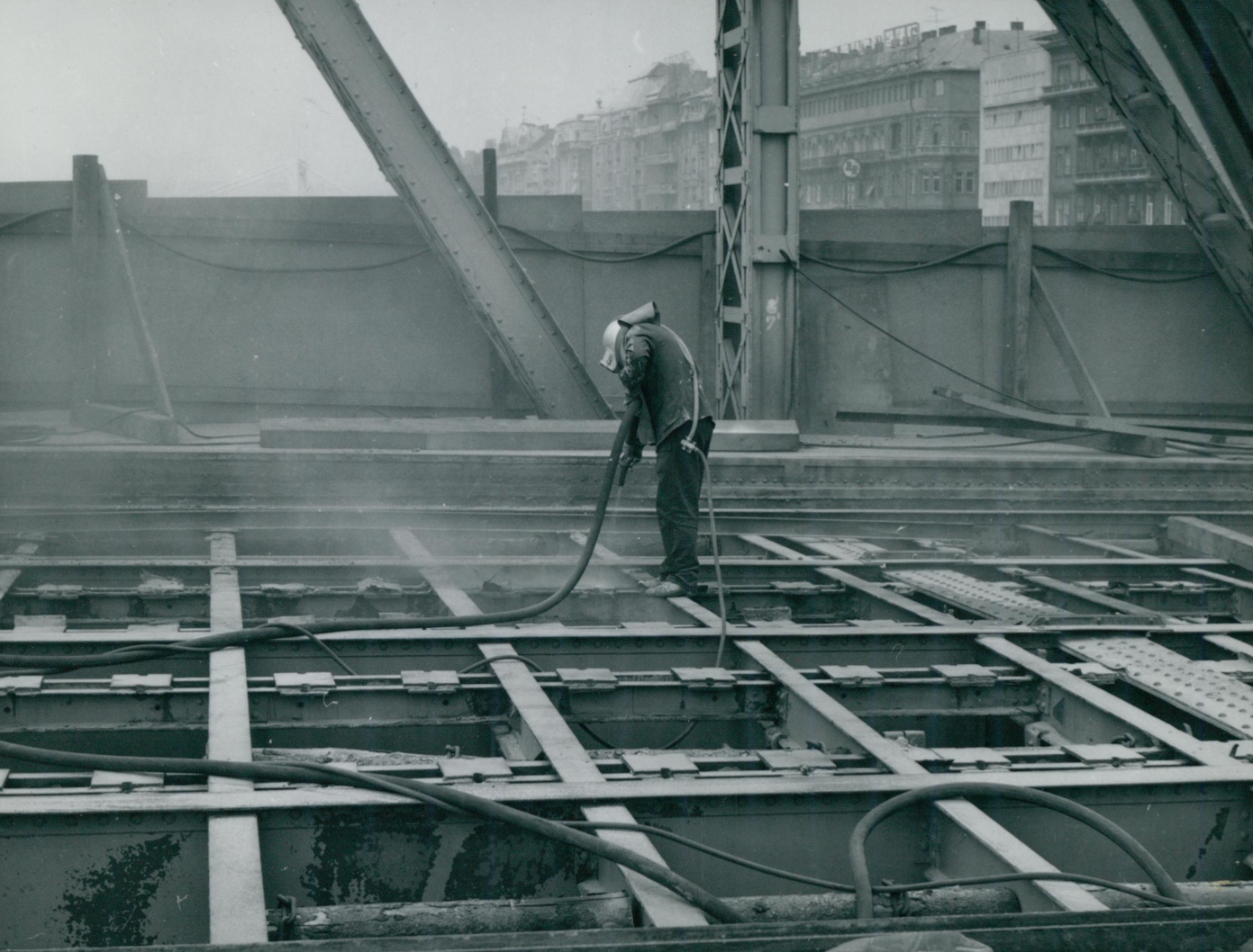 A Szabadság híd acél felszerkezeti elemeinek letakarítása A Szabadság híd acél felszerkezeti elemeinek letakarítása