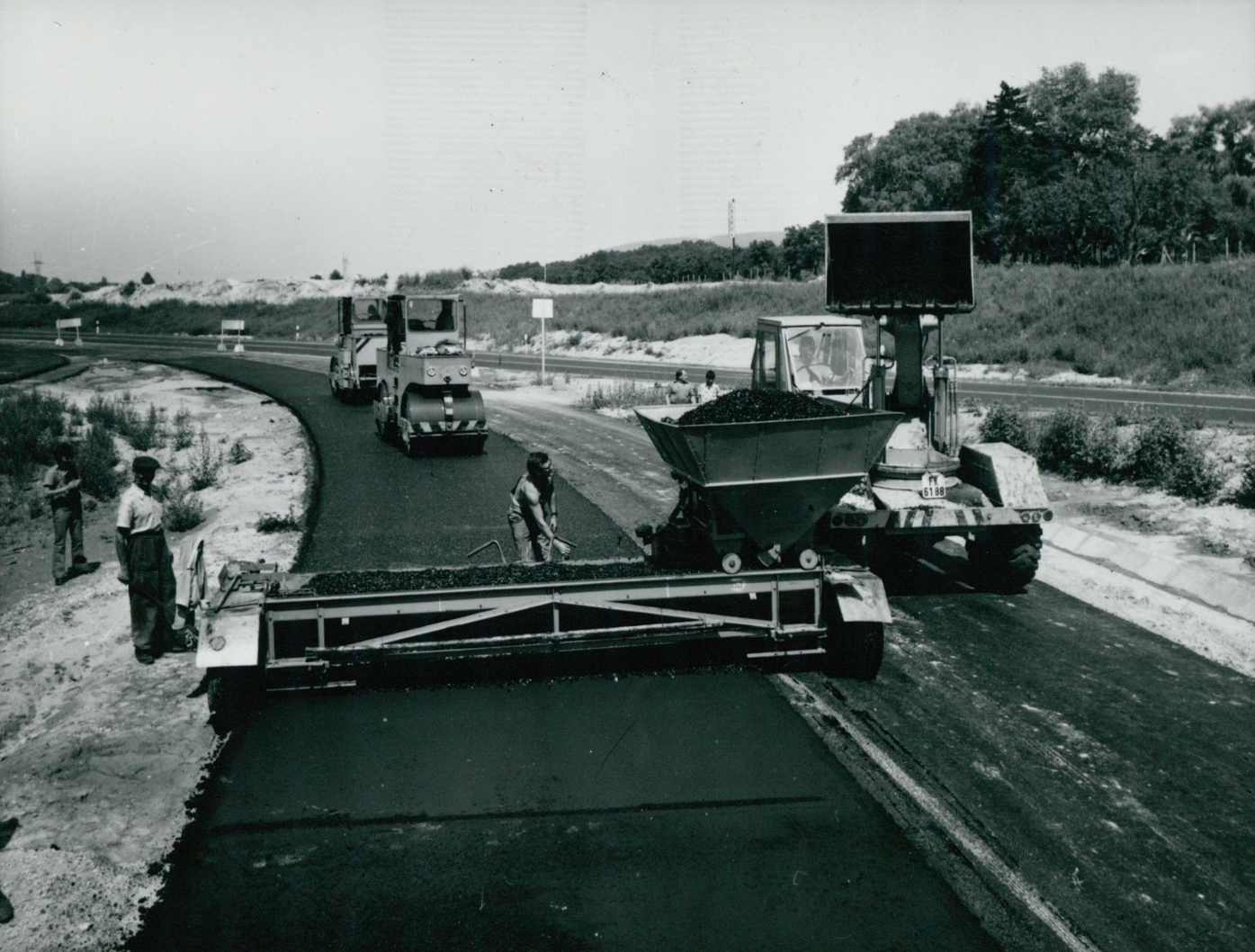 Az M1-es autópálya aszfaltburkolatának lerakása Az M1-es autópálya aszfaltburkolatának lerakása