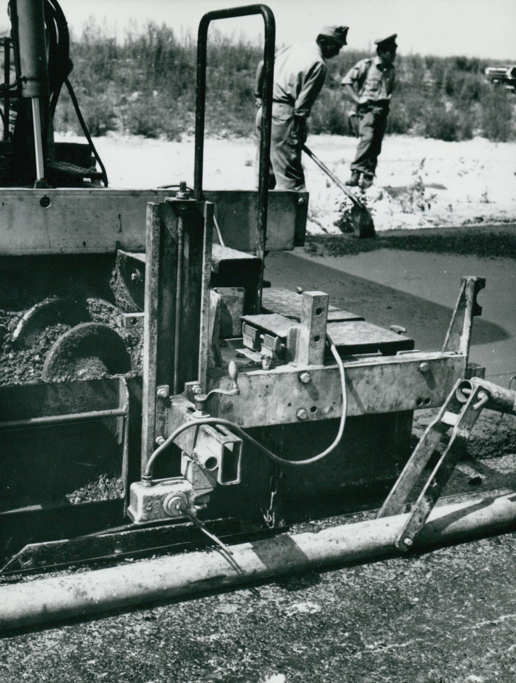 Az M1-es autópálya aszfaltburkolatának lerakása Az M1-es autópálya aszfaltburkolatának lerakása