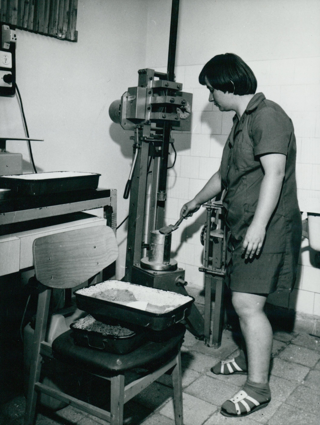 Minta elemzése a komáromi aszfaltgyár laborjában Minta elemzése a komáromi aszfaltgyár laborjában