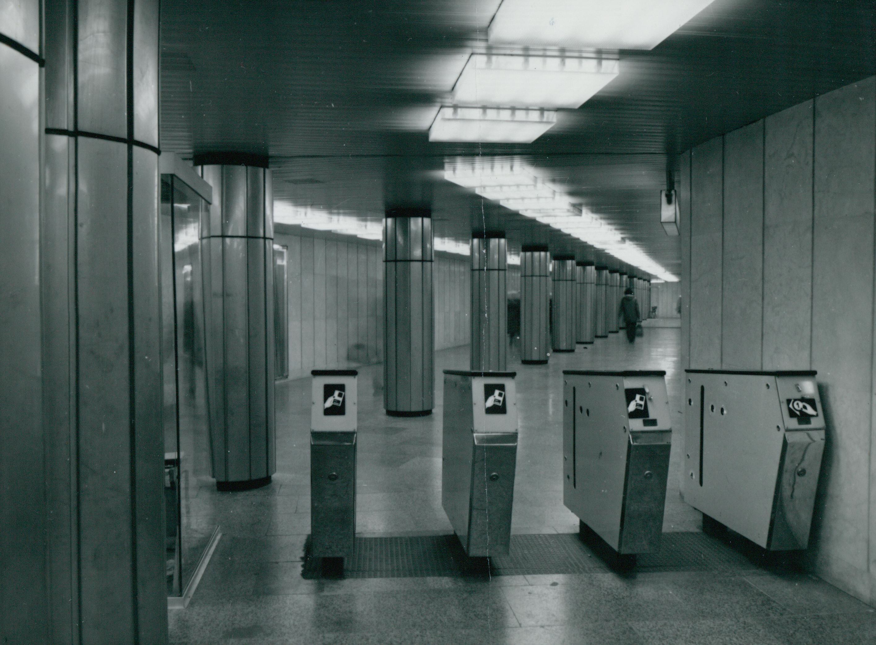 Jegykezelő gépek a 3-as metró Deák téri állomásánál az 1970-es években