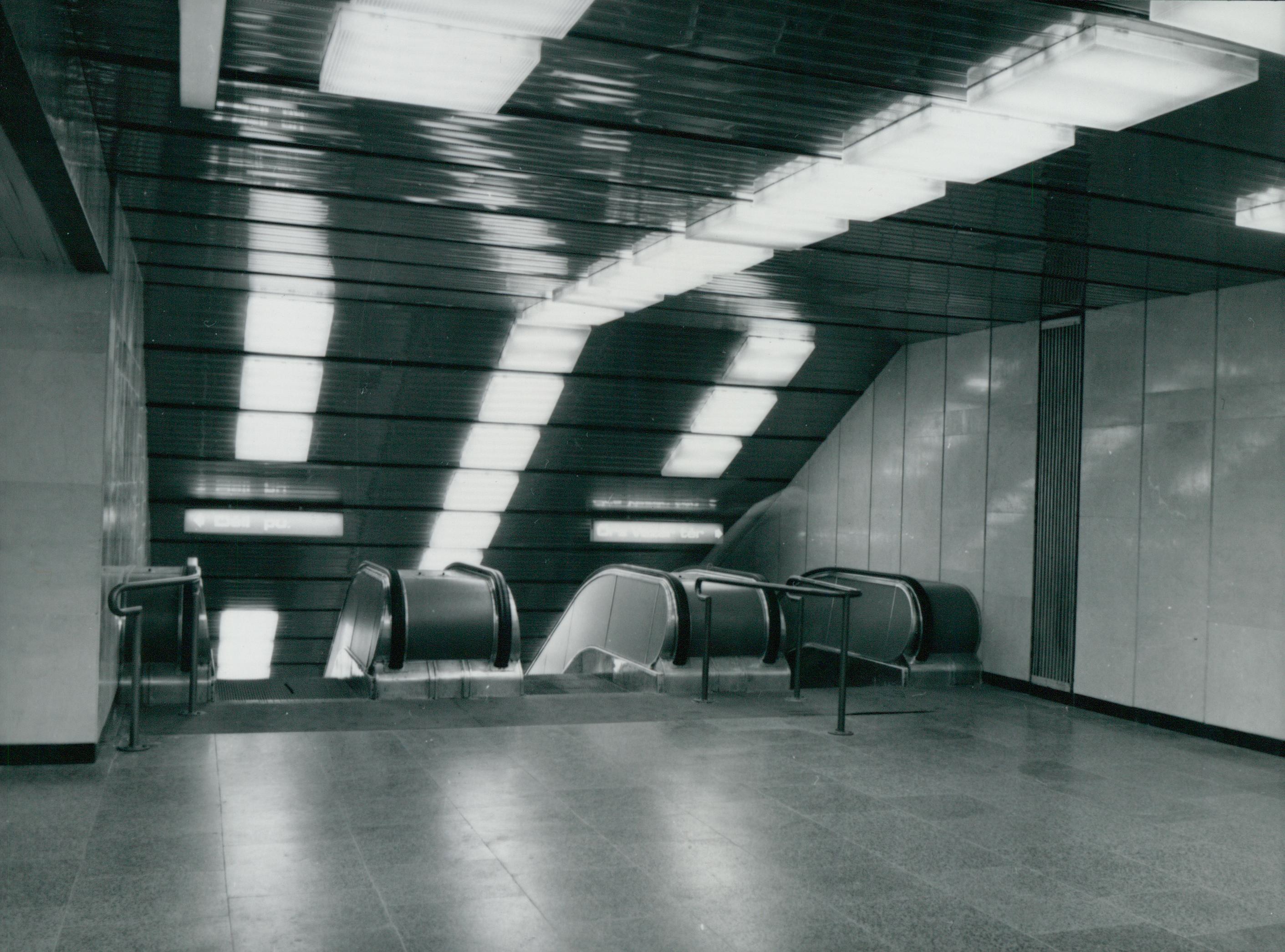 Mozgólépcsők a Deák téri metró aluljáróban