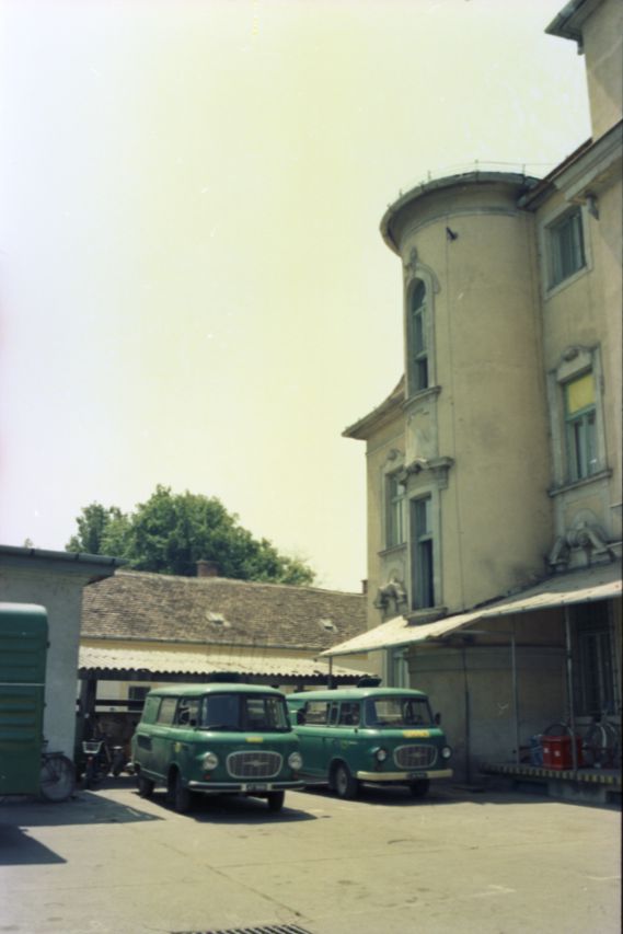 Barkas B1000 típusú járművek a keszthelyi posta belső udvarán Barkas B1000 típusú járművek a keszthelyi posta belső udvarán
