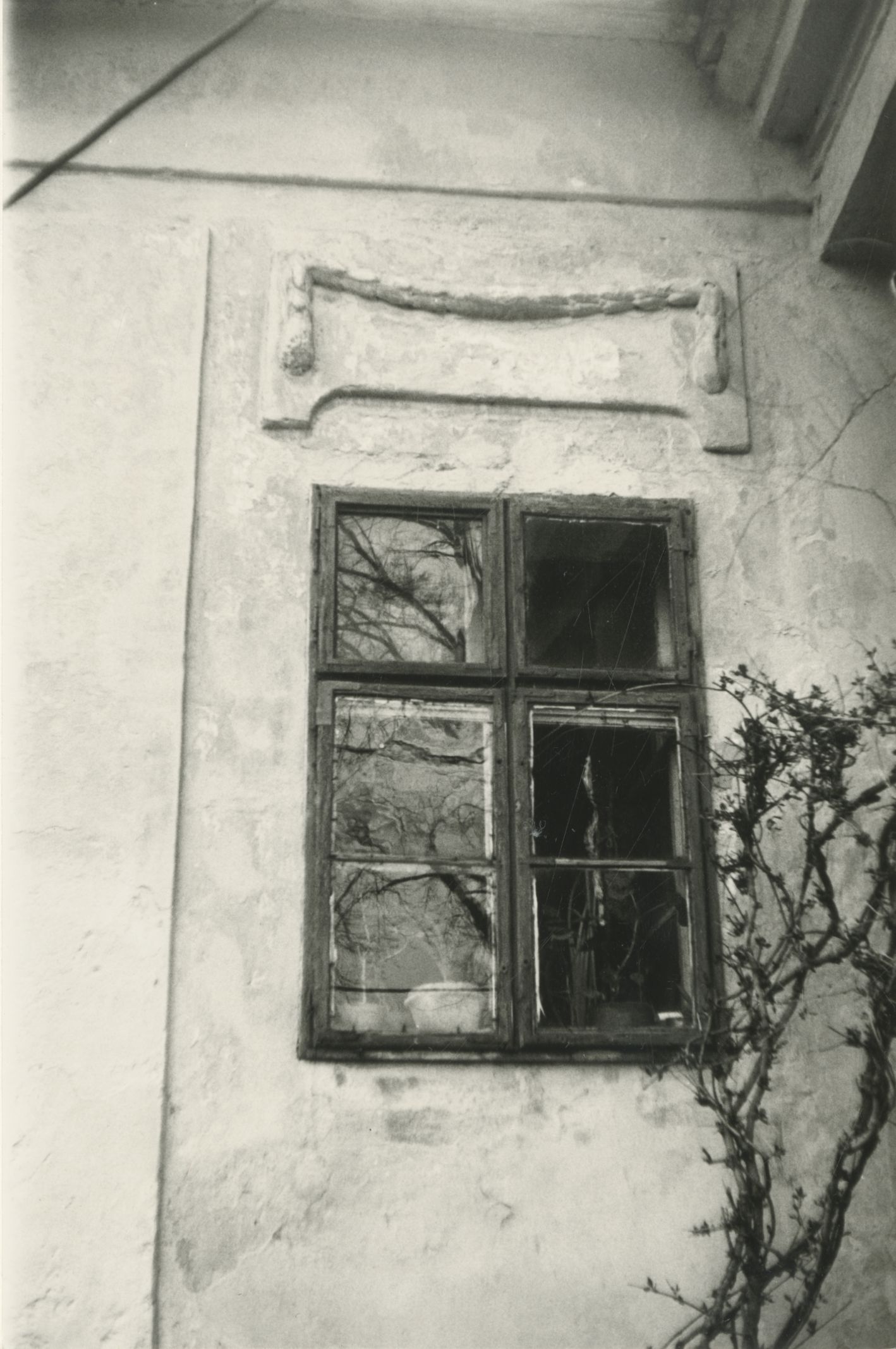 Mónosbél. Béke utca 30. homlokzati ablaknyílása. Mónosbél. Béke utca 30. homlokzati ablaknyílása.