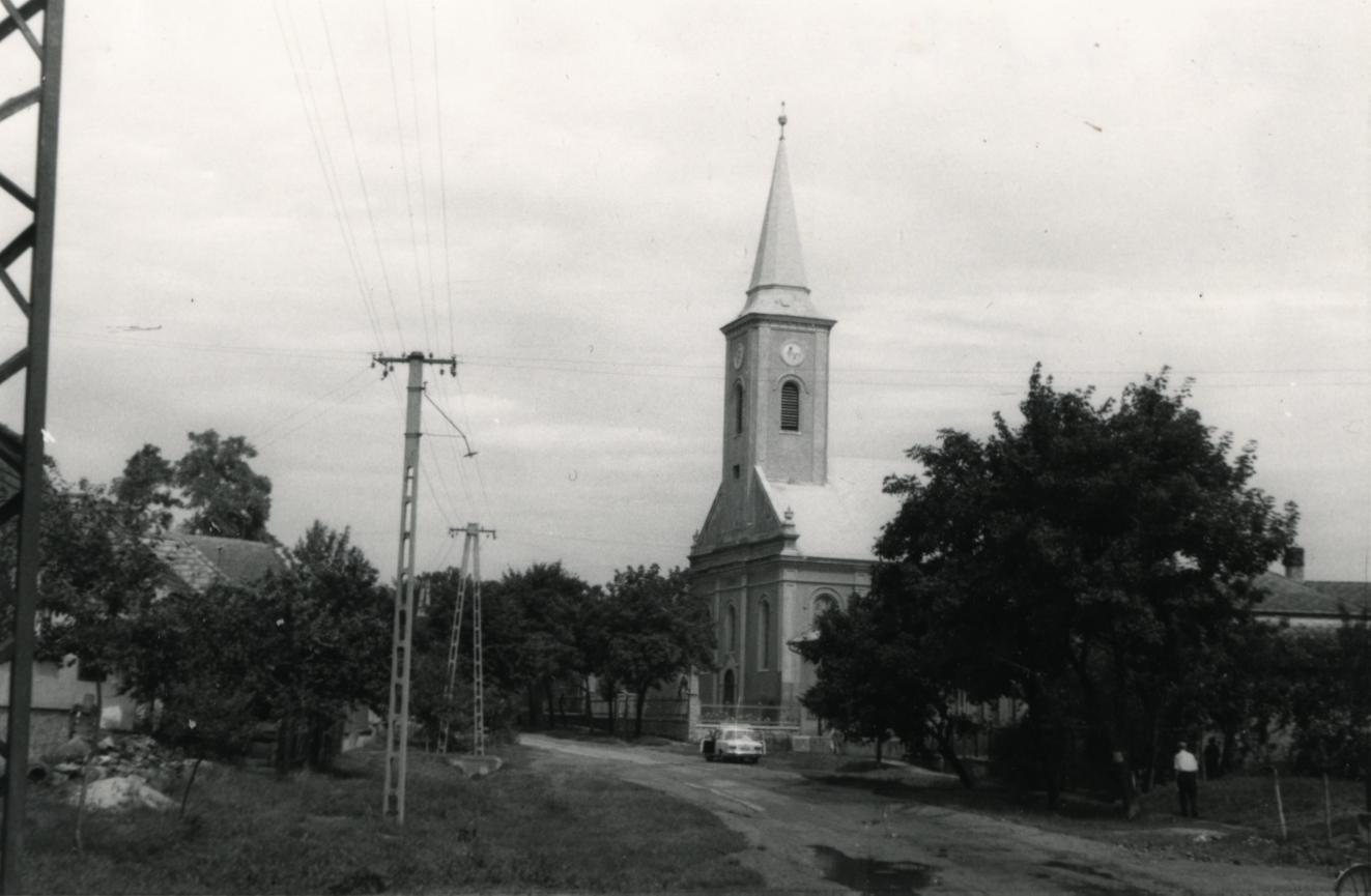 Kocs. Felszabadulás utca. A református templom Kocs. Felszabadulás utca. A református templom
