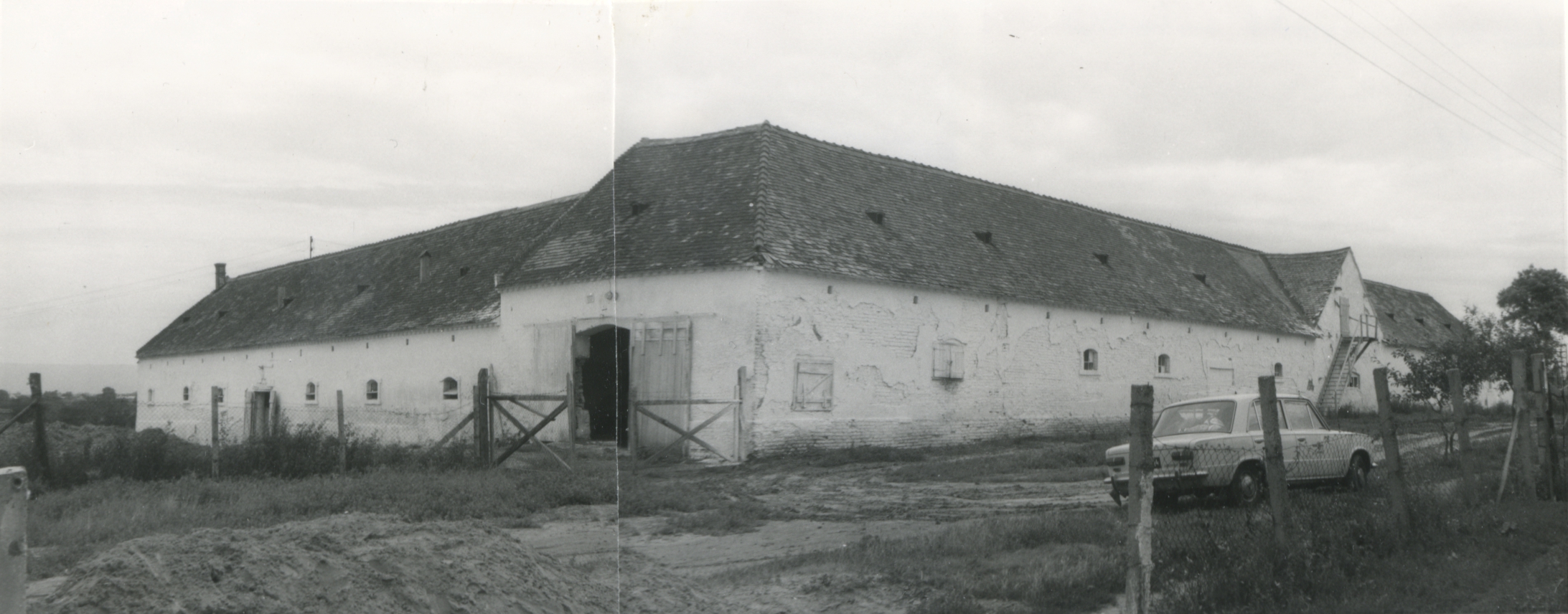 Kocs. Volt uradalmi istálló épülete, a tsz. Tulajdona Kocs. Volt uradalmi istálló épülete, a tsz. Tulajdona