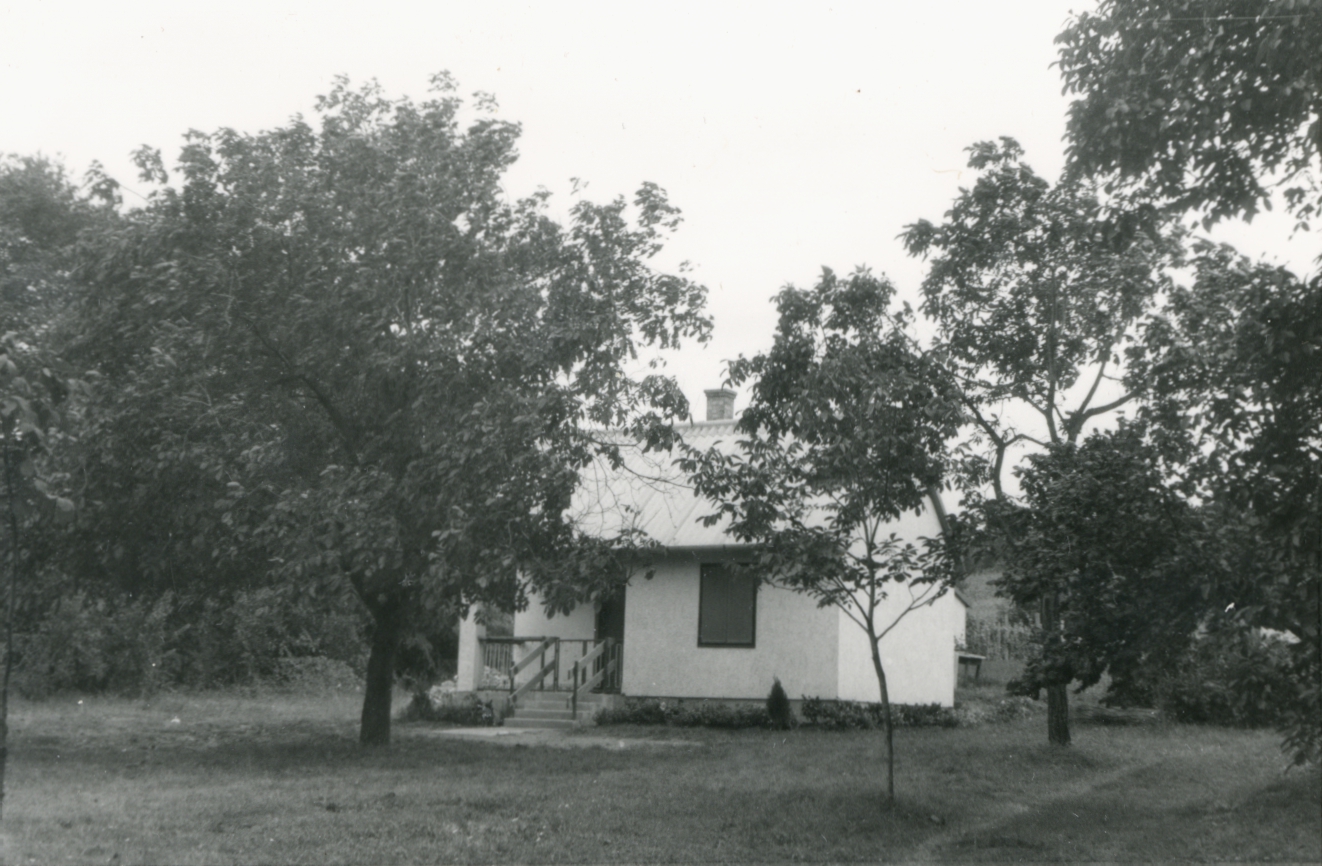 Kocs. Öreghegy. Üdülőnek átalakított pince Kocs. Öreghegy. Üdülőnek átalakított pince