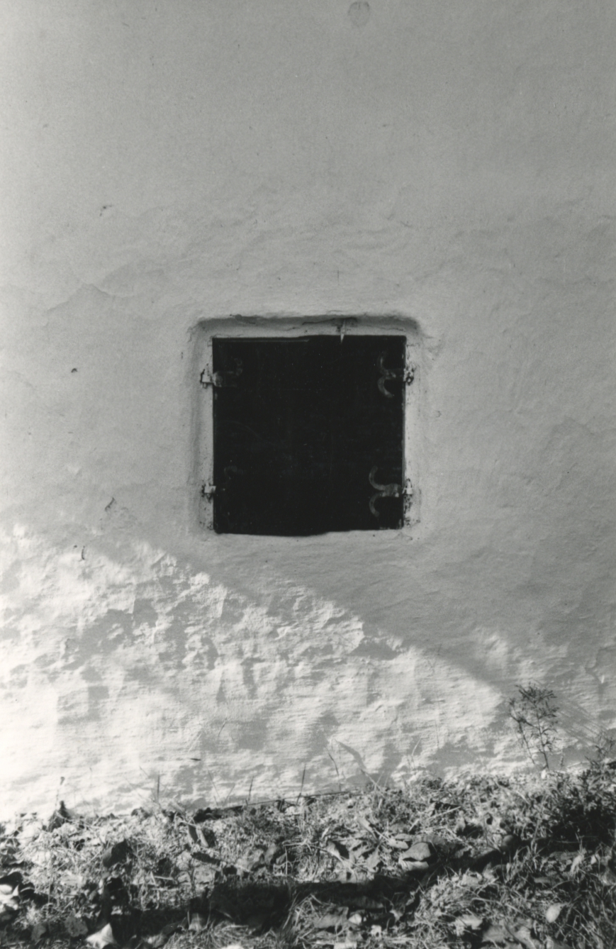 Kocs. Kunvölgyi pincesor, a 110. sz. pince környezete Kocs. Kunvölgyi pincesor, a 110. sz. pince környezete