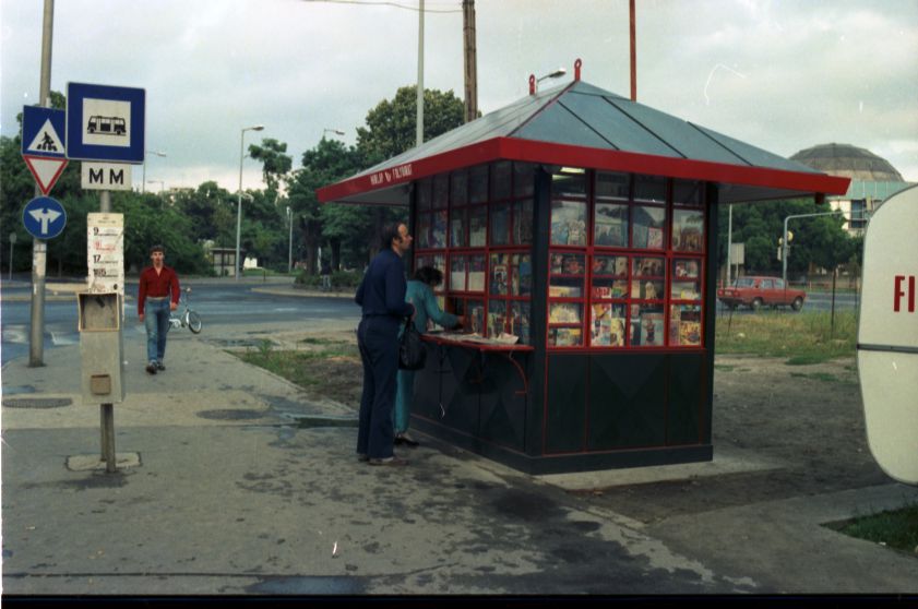 Új típusú hírlap pavilon a 10. kerületben. Háttérben a Kőrösi Kulturális Központ kupolája Új típusú hírlap pavilon a 10. kerületben. Háttérben a Kőrösi Kulturális Központ kupolája
