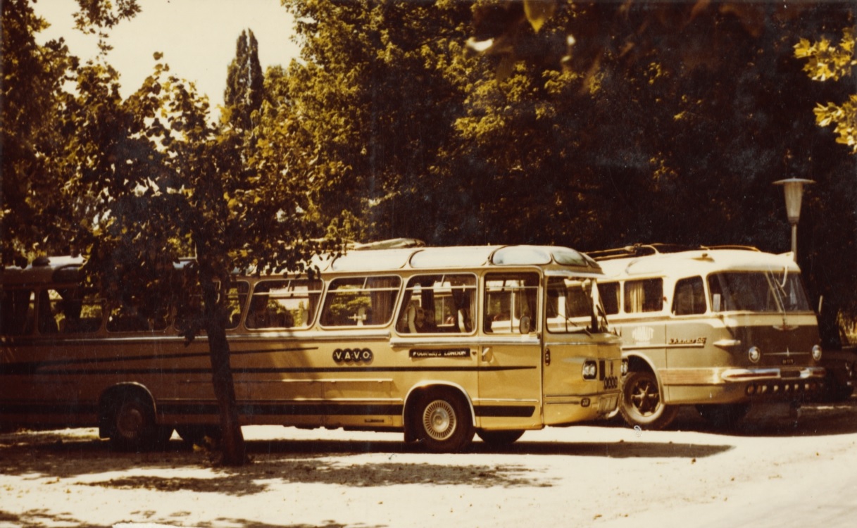 VAVO és Ikarusz típusú buszok a régi siófoki autóbusz-állomáson