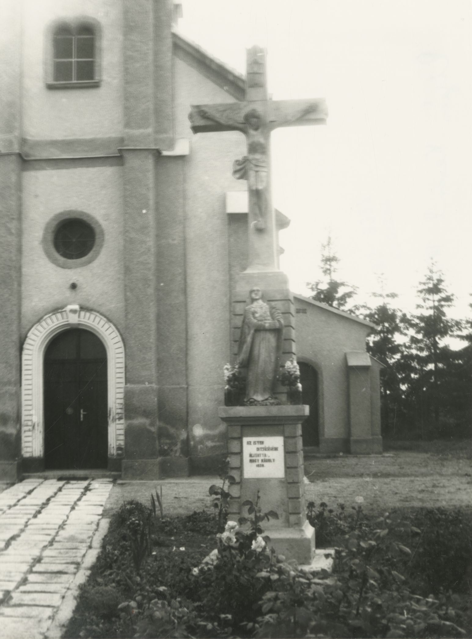 Rigács. 1838-ban állított kereszt a templom előtt