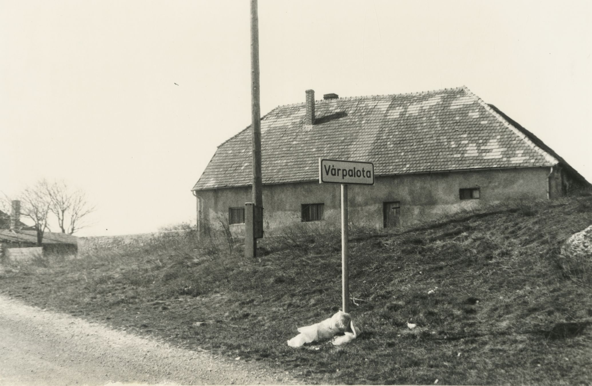 Inota. Régi épület a település határában Inota. Régi épület a település határában