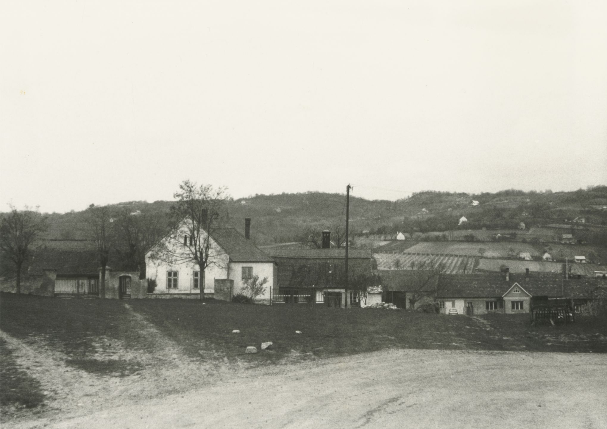 Pécsely. Hosszú utca és környezete, háttérben a pincékkel. Pécsely. Hosszú utca és környezete, háttérben a pincékkel.