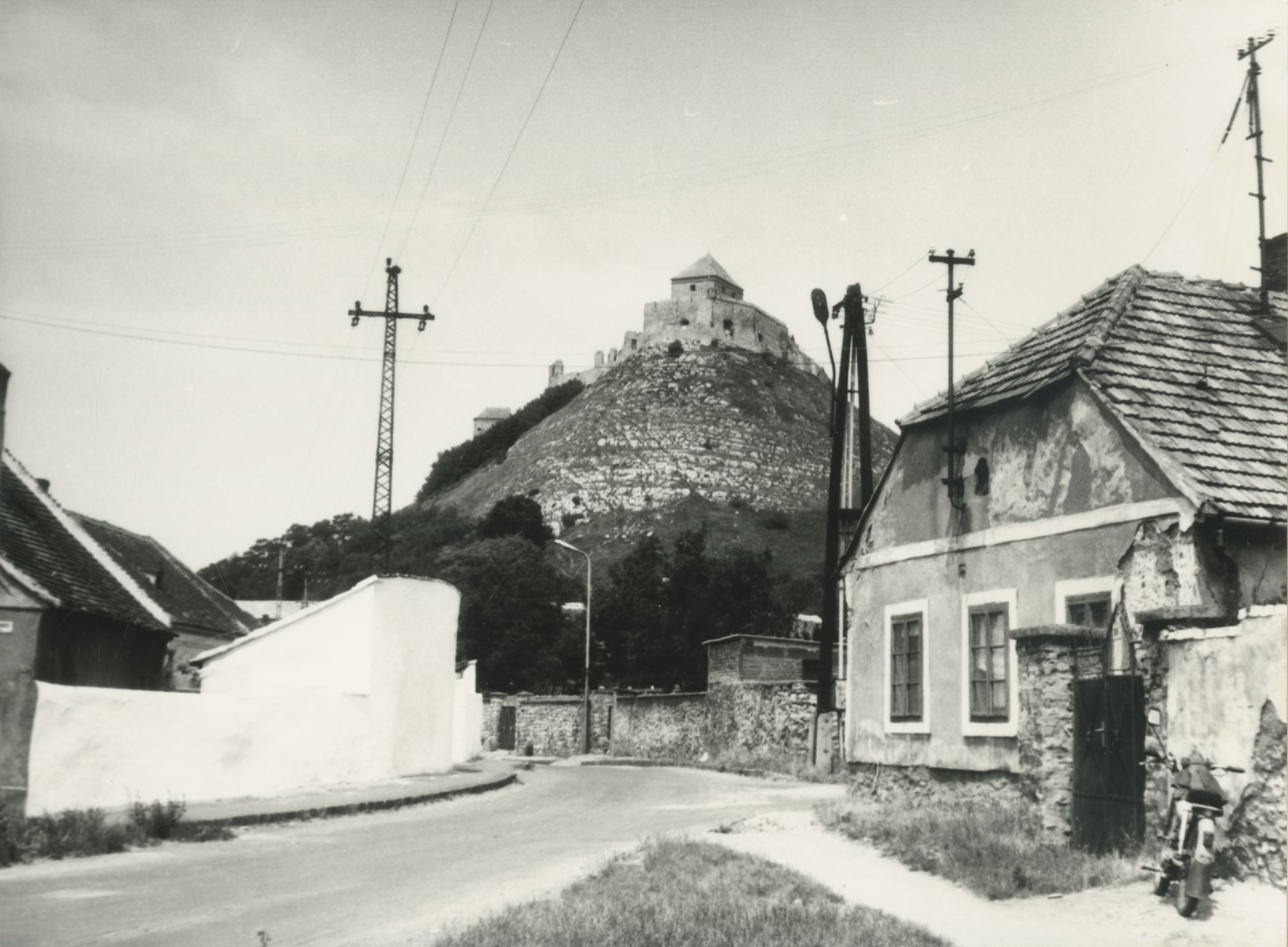 Sümeg. Petőfi utca, háttérben a sümegi vár Sümeg. Petőfi utca, háttérben a sümegi vár