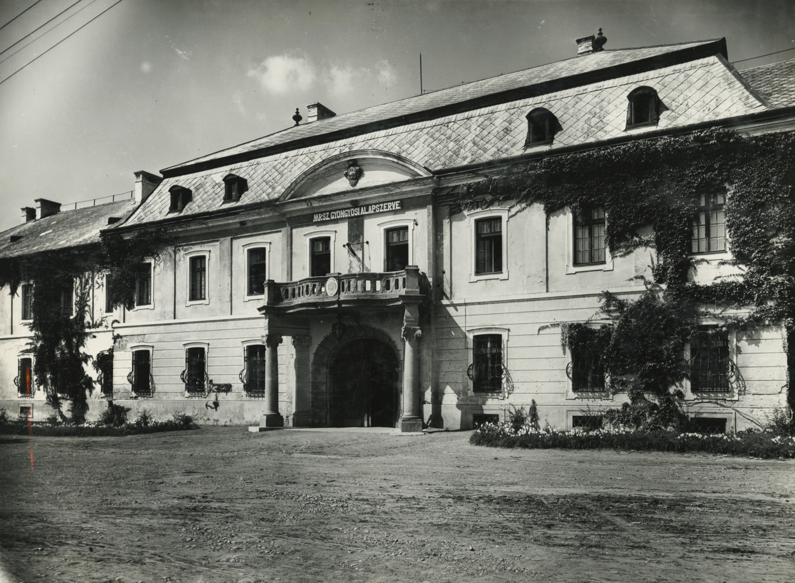 A gyöngyösi vármegyeháza, egykori kvártélyház, méntelep