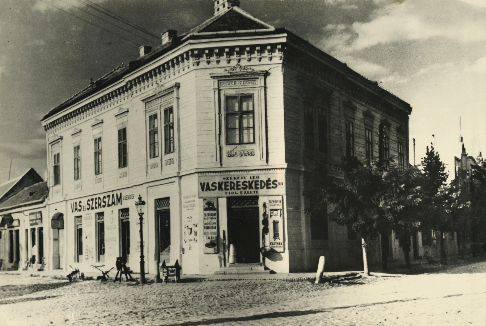 A bajai Arany János utca és Kossuth Lajos utca sarkán lévő épület