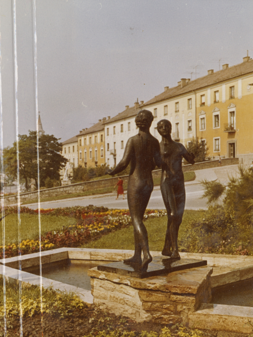 Várpalota. Mikus Sándor "Táncoló leánykák" című szobra Várpalota. Mikus Sándor "Táncoló leánykák" című szobra