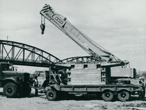 A Hídépítő Vállalat darus autója a köröstarcsai Kettős-Körös híd építésénél