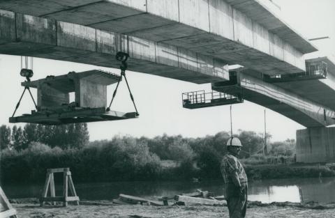 A köröstarcsai Kettős-Körös-híd beemelése