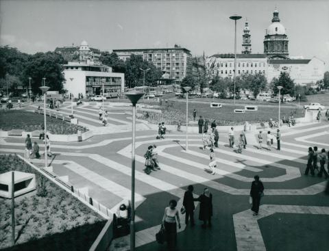 A megújult Deák Ferenc tér az ikonikus VOLÁN-állomással