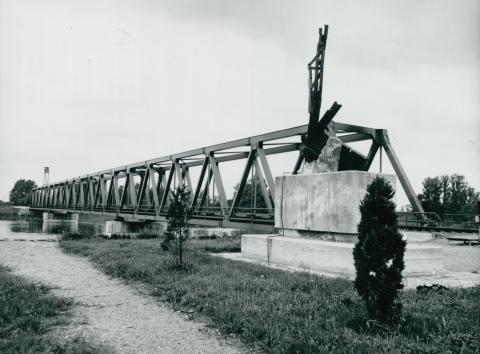 Az elpusztított murakeresztúri vasúti híd emlékműve és az új híd