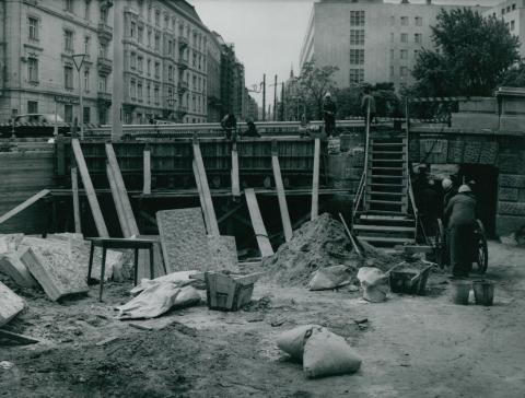 A Margit híd  aluljárójának építése a pesti hídfőnél