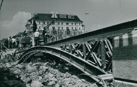 A Margit híd eredeti, budai parti hídnyílásának bontása