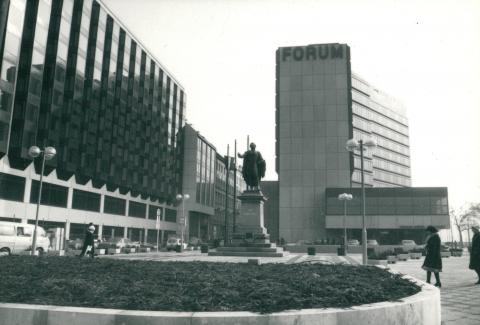 Az egykori Hotel Forum, ma Hotel InterContinental, előtte báró Eötvös József szobrával
