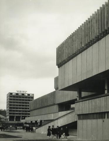 Salgótarján. Pécskő üzletház, háttérben a Karancs Szálló