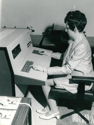 Munkaszobai pillanatkép egy korabeli "számítógéppel"