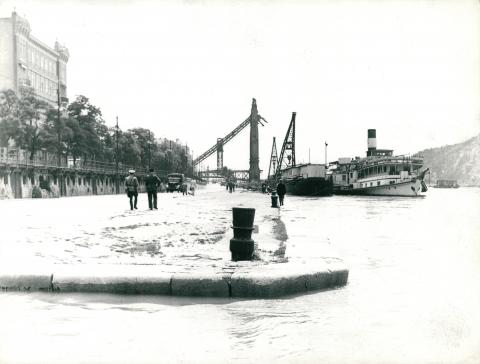 A felrobbantott Erzsébet híd pesti hídfőjének maradványa