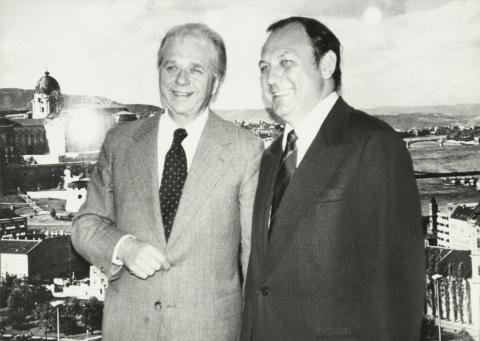 Ábrahám Kálmán építésügyi és városfejlesztési miniszter (jobbra)