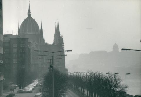 A Parlament a Jászai Mari tér felől nézve, háttérben a Budai Vár