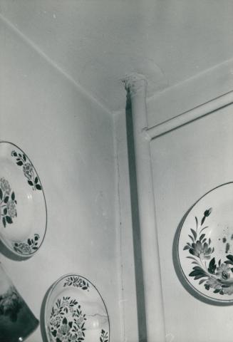 Dísztányérok a józsefvárosi lakótelep egyik lakásában