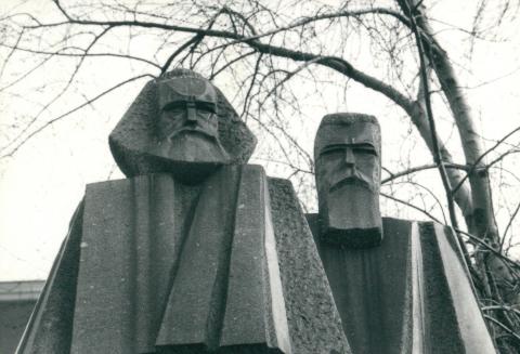 Marx és Engels szobra a Jászai Mari téren