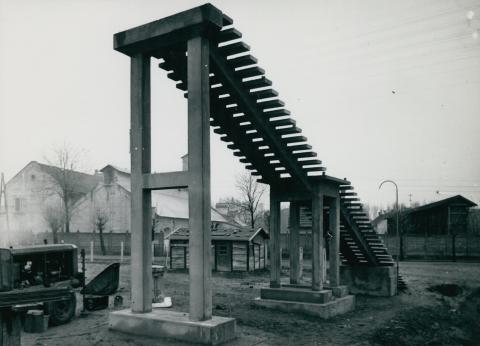 Vasút feletti átkelő híd lépcsőjének építése