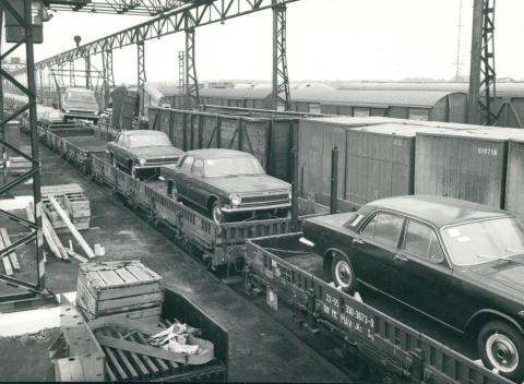 Autószállítmány Volga M24-esekkel