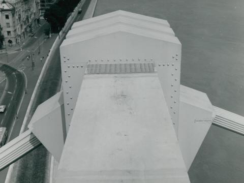 Az Erzsébet híd egyik hídtagjának csatlakozása