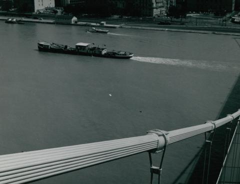 Az Erzsébet híd függesztőkábelei háttérben egy hajóval