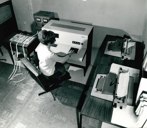 Munkaszobai pillanatkép egy korabeli "számítógéppel" és írógépekkel
