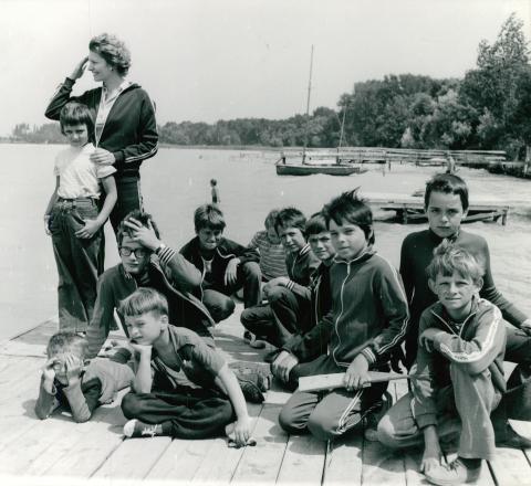 Pillanatkép gyerekekkel az FTV siófoki üdülőjének mólóján