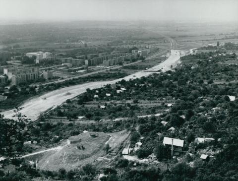 Az M1-es autópálya építése, Tatabánya-Újvárossal a háttérben
