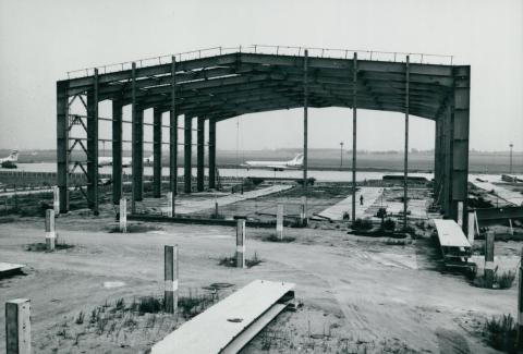 A ferihegyi repülőtér egyik hangárjának építése