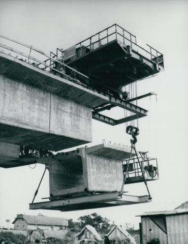 Hídpálya elemének helyére illesztése a körösladányi Sebes-Körös híd építésénél