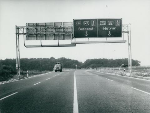 Az M3-as autópálya közúti jelzőtáblái 